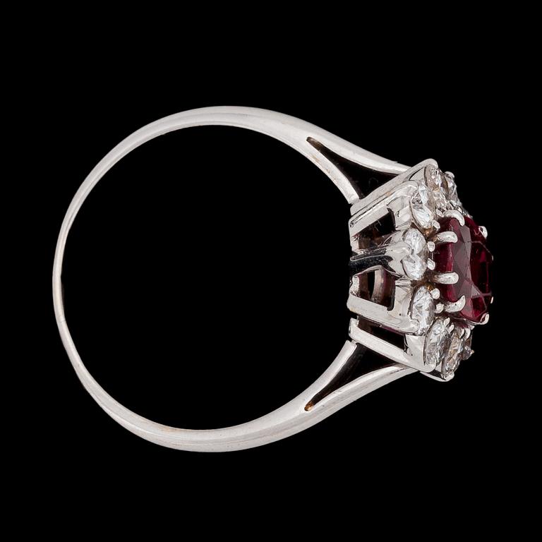 RING, oval fasettslipad rubin, ca 1.20 ct, och briljantslipade diamanter, tot. ca 1 ct.