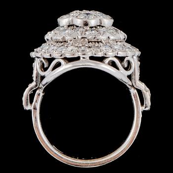 RING, 14k vitguld med 63 briljantslipade diamanter, tot ca 4.7 ct, 2000-tal. Vikt 11 g.