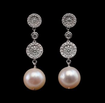 528. KORVAKORUT briljanttihiottuja timantteja n. 0.83 ct. Etelänmerenhelmiä 11 mm. 18K valkokultaa. Paino 9,9.