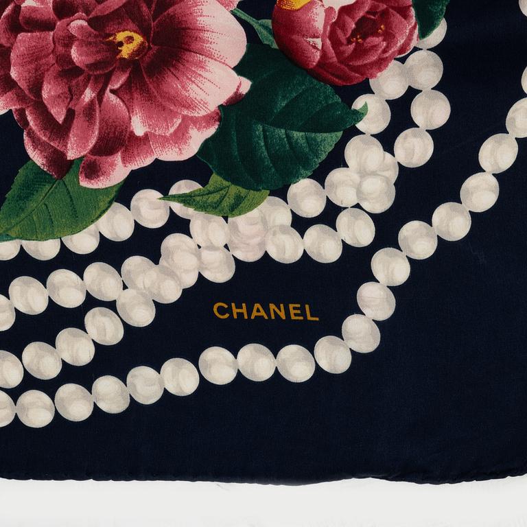 Chanel, sjal samt scarf.