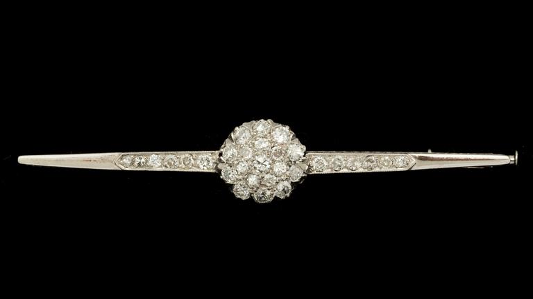 BROSCHNÅL, platina med gammalslipade diamanter ca 0,30 ct. Vikt ca 5 g.