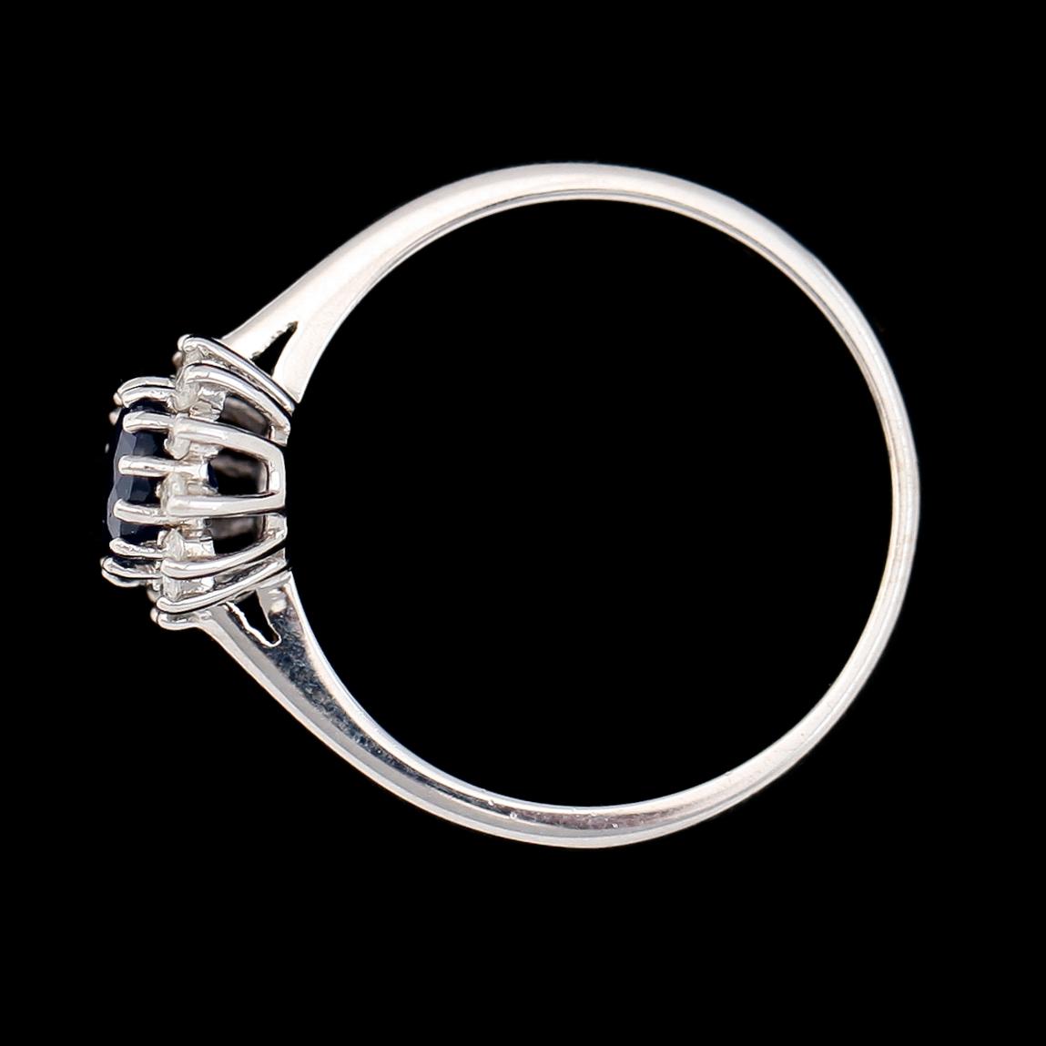 RING, silver, diamanter tot ca 0.15 ct och safir.
