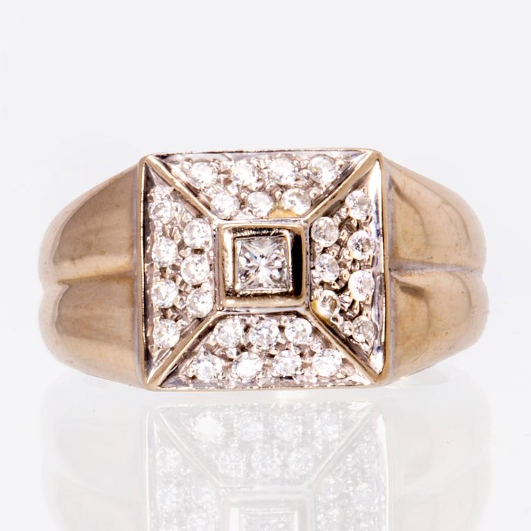 Ring 18K vitguld med 1 princesslipad diamant och briljanter ca 0,40 ct totalt, bredaste del ca 10 mm.