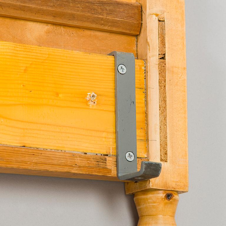 Yrjö Blomstedt, Sängynpäädyt, avohylly ja seinähylly 1898.