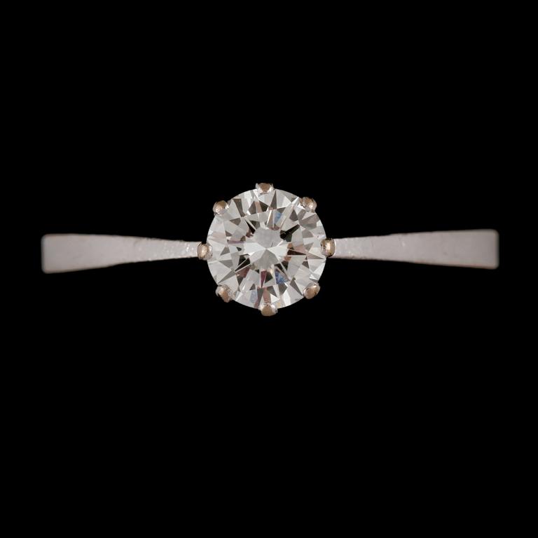RING, 18k vitguld med briljantslipad diamant 0.37 ct, Ge Kå Kaplan, Stockholm, 1970. Vikt 2 g.