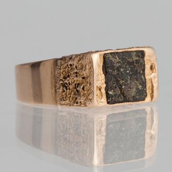 Björn Weckström, A RING, 14K gold, copper ore "Goldstone" Lapponia 1970.