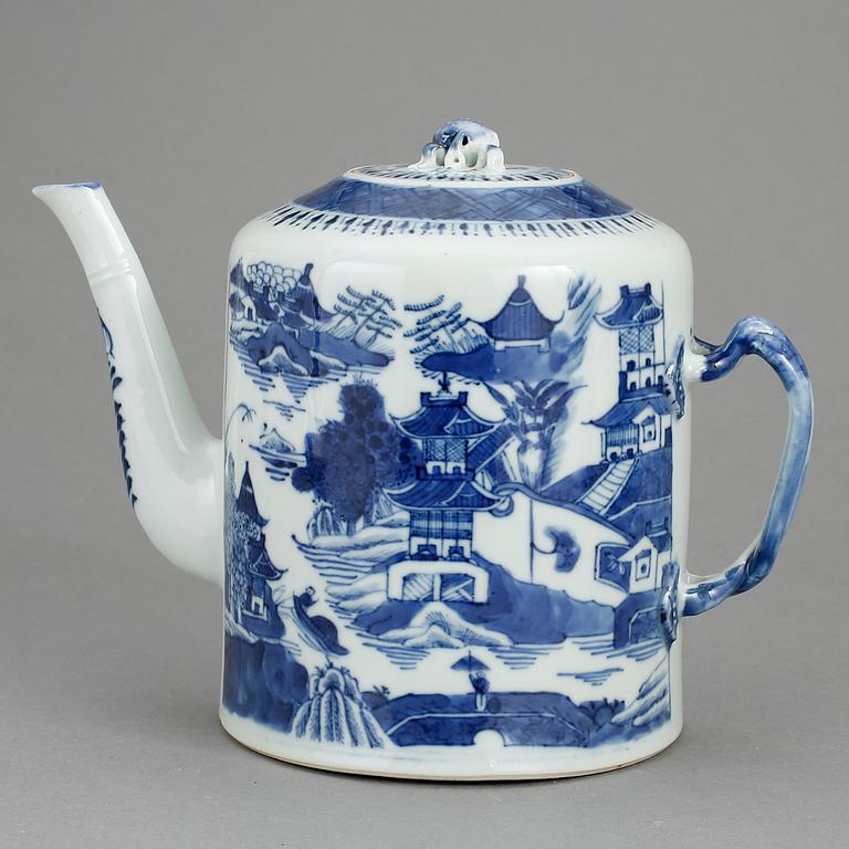 TEKANNA, porslin. Qingdynastin Qianlong 1736-95.