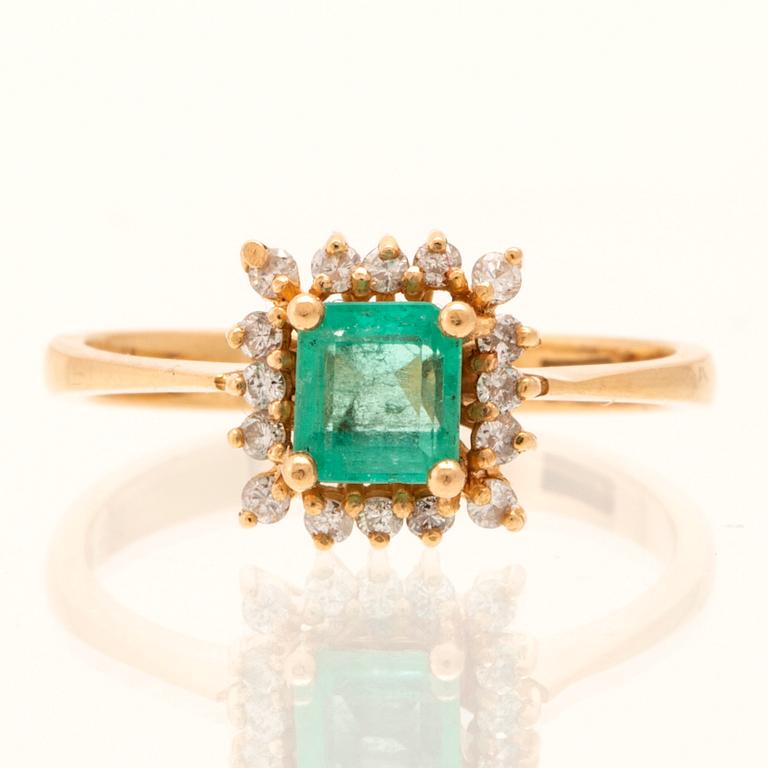 Ring in 18K gold with a step-cut emerald and round brilliant-cut diamonds.