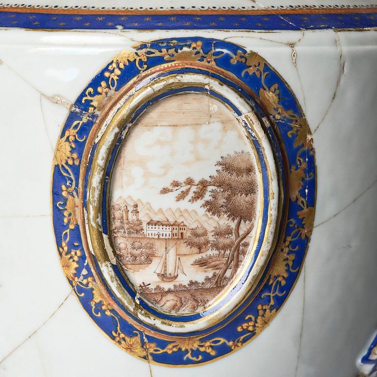 Urnor, ett par, kompaniporslin. Qingdynastin, Qianlong (1736-95).