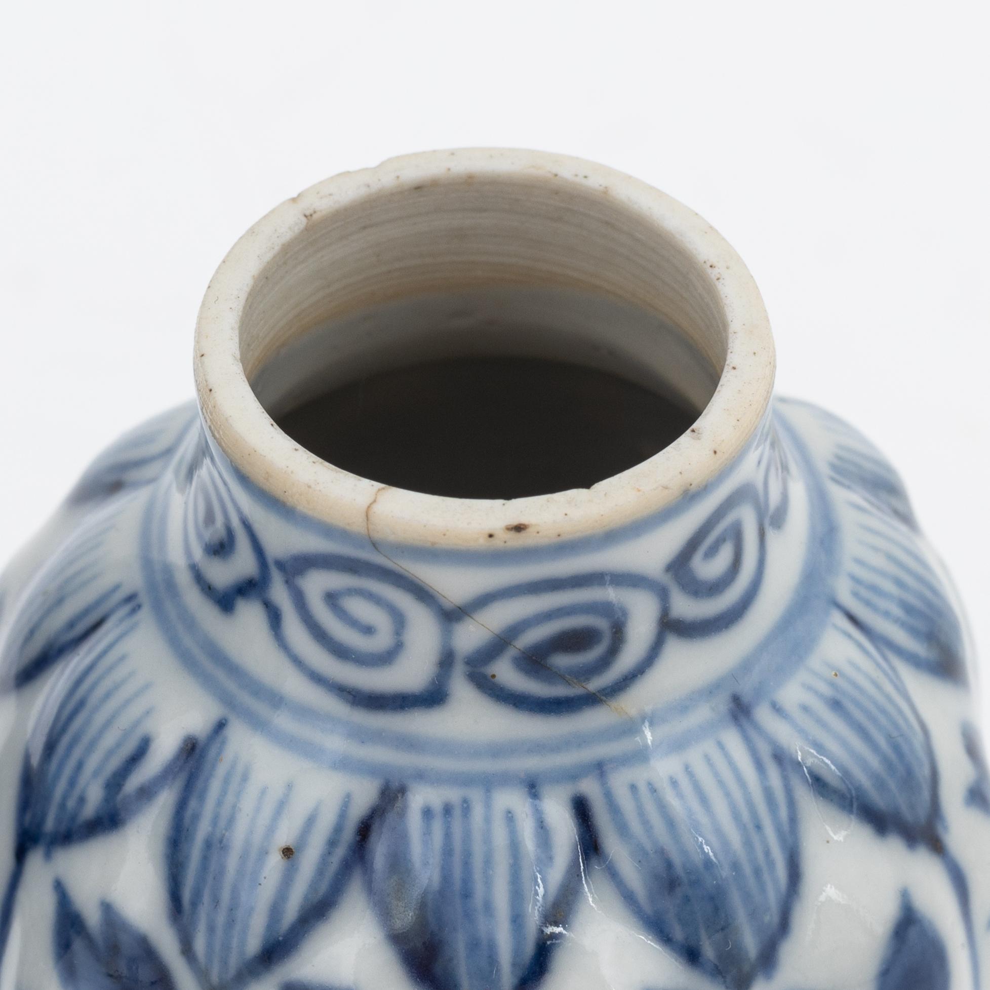 A group of three blue and white vases, Qing dynasty, Kangxi (1662-1722).