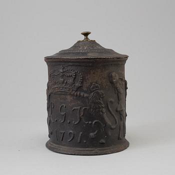 TOBAKSBURK, gjutjärn, Hellefors bruk, daterad 1791.