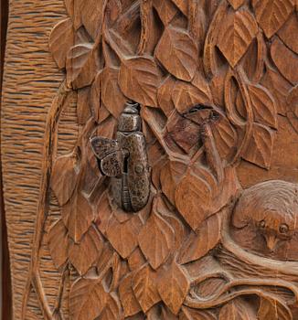 Jugend, hörnskåp, skulpterad björk, Sverige, tidigt 1900-tal.