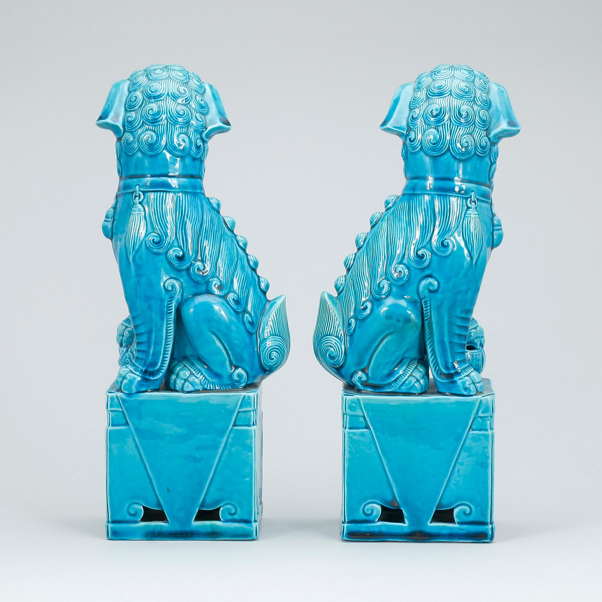 FOHUNDAR, ett par, porslin, Kina, 1900-talets andra hälft.