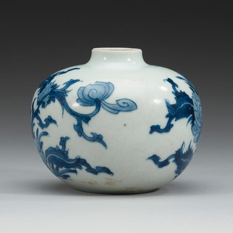 A blue and white vase, Qing dynasty, 19th Century.