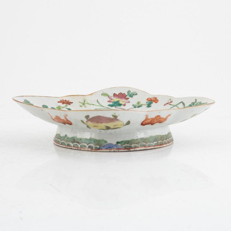 A Chinese famille rose porcelain dish, late Qing dynasty, 19th century.