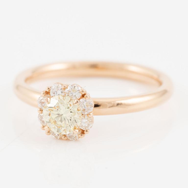 Ring in 18K gold with round brilliant-cut diamonds.