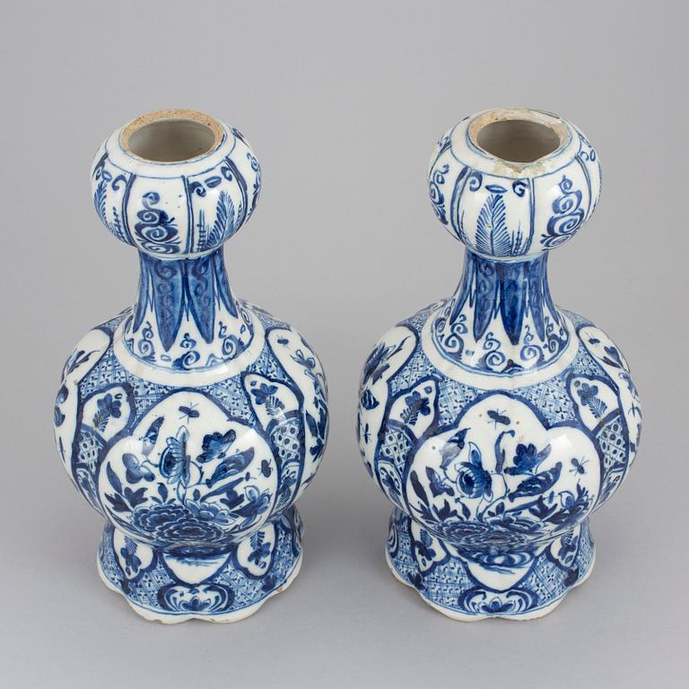 VASER, ett par, fajans, Delft, Holland, 1700-tal.
