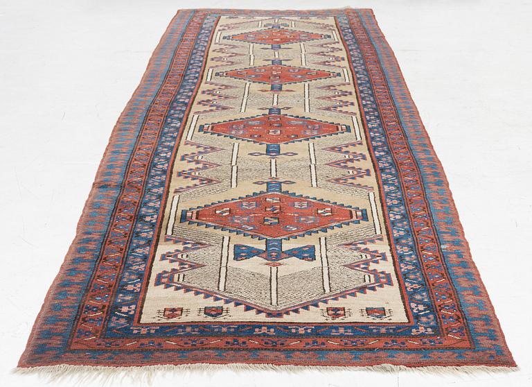 Carpet, gallery carpet, Sarab, approx. 383 x 104 cm.