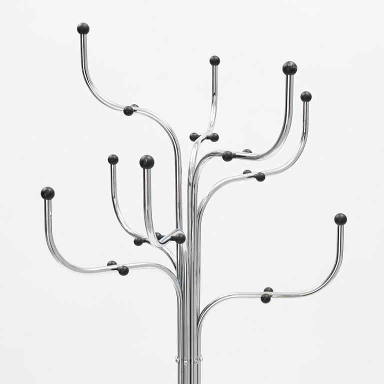 Sidse Werner, tamburmajor, "Coat Tree", Fritz Hansen, Danmark.