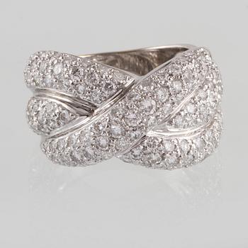 RING, 18K vitguld med briljantslipade diamanter, ca 3.00 ct. Vikt 10,9 gram.