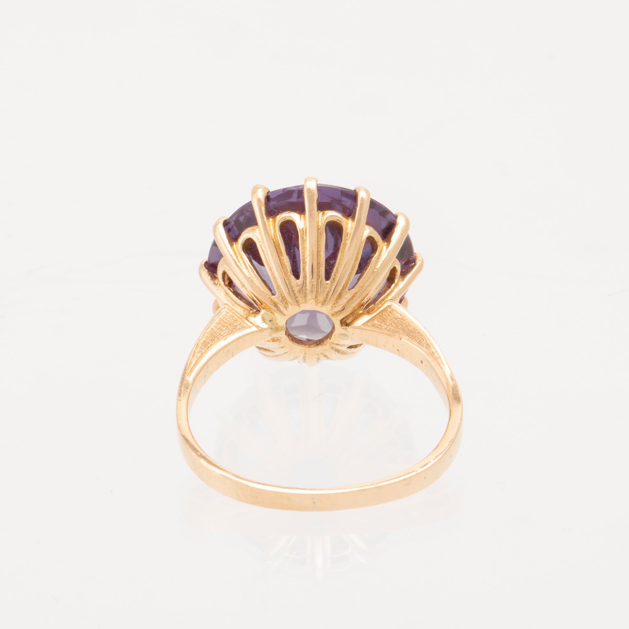 Ring 18K guld med en rund fasetterad färgväxlande syntetisk lila safir, Heribert Engelbert Stockholm.