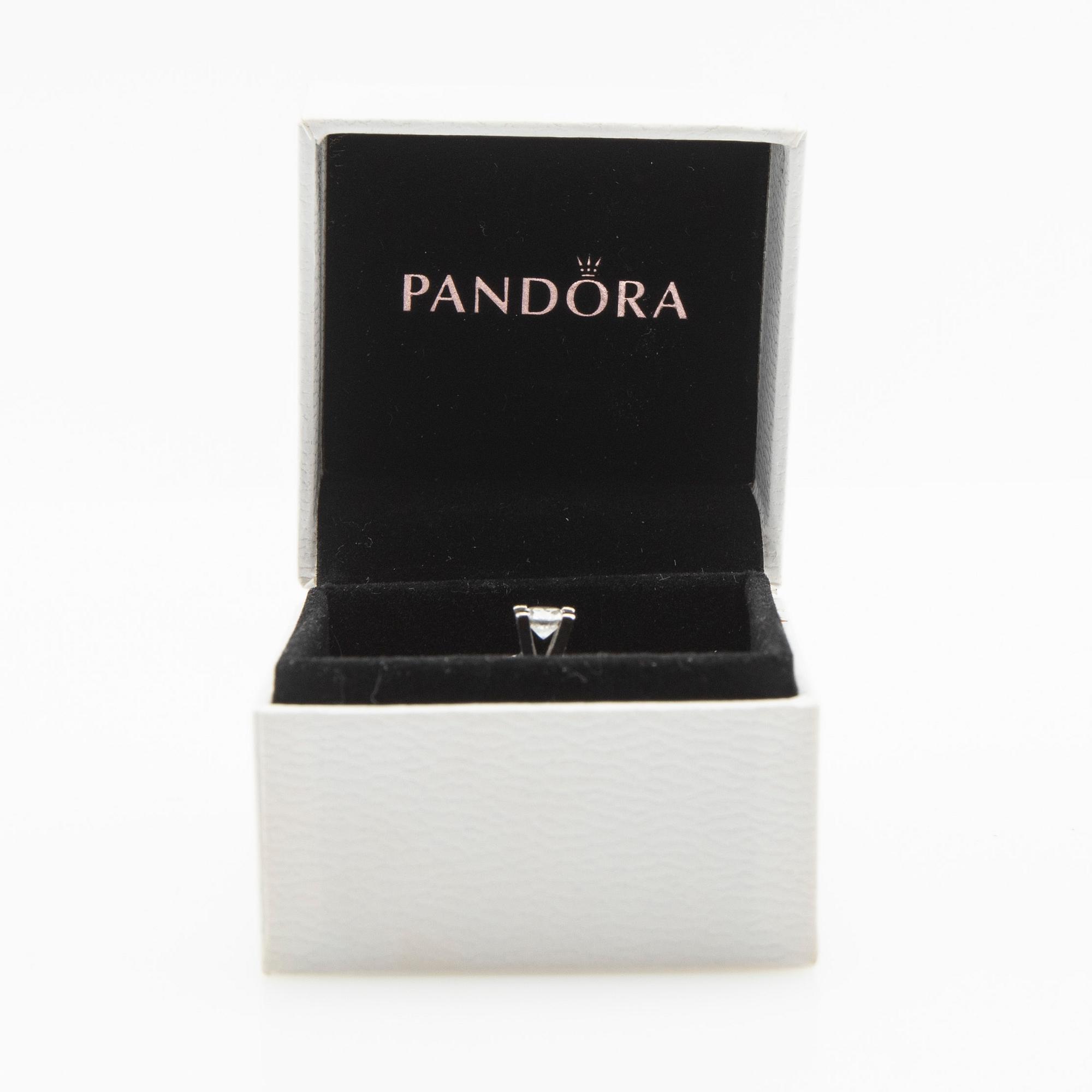 Ring, 18K white gold with brilliant-cut diamonds.