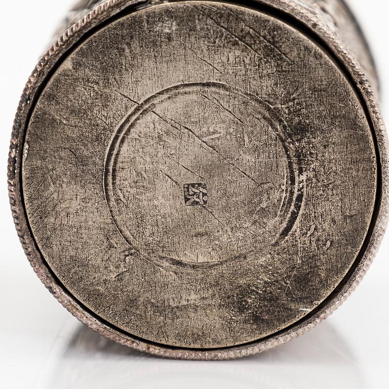 Erä posliinia, 9 kpl, sekä kaksi maustepurkkia, Kiina, Myöhäinen Qing-dynastia/varhainen 1900-luku.