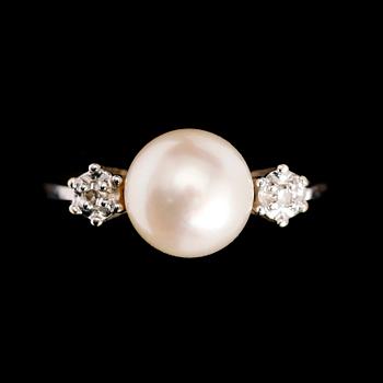 RING, 18 k vitguld, briljantslipade diamanter samt odlad pärla. Total vikt ca 3 g.