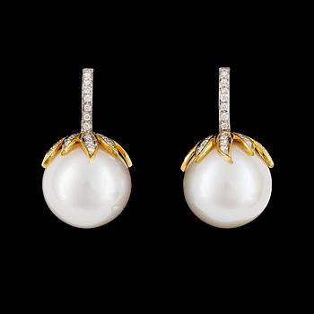 207. EARRINGS, brilliant cut diamonds and cultured South sea pearls, 16,4 mm.