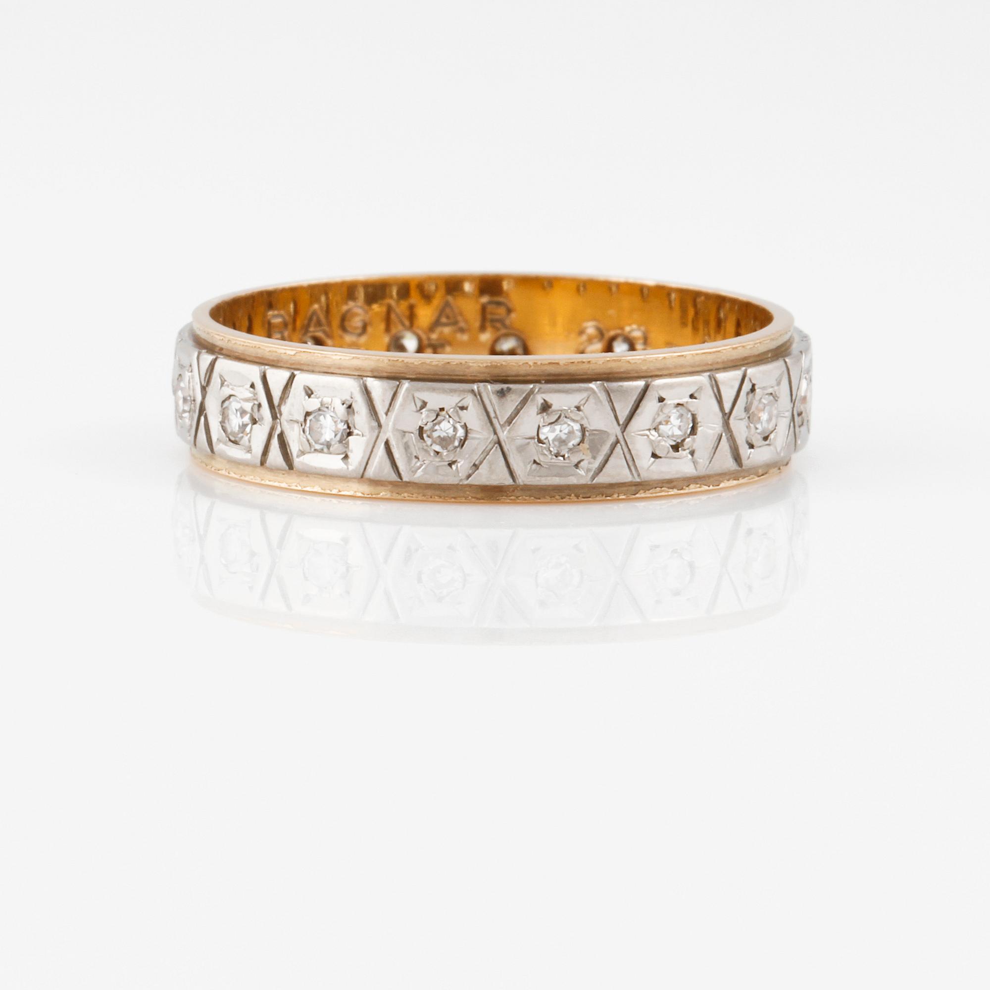 RING, 18K guld och vitguld med åttkantslipade diamanter 0.16 ct, Gustav Dahlgren & Co, Malmö, 1972. Vikt 2,9 gram.
