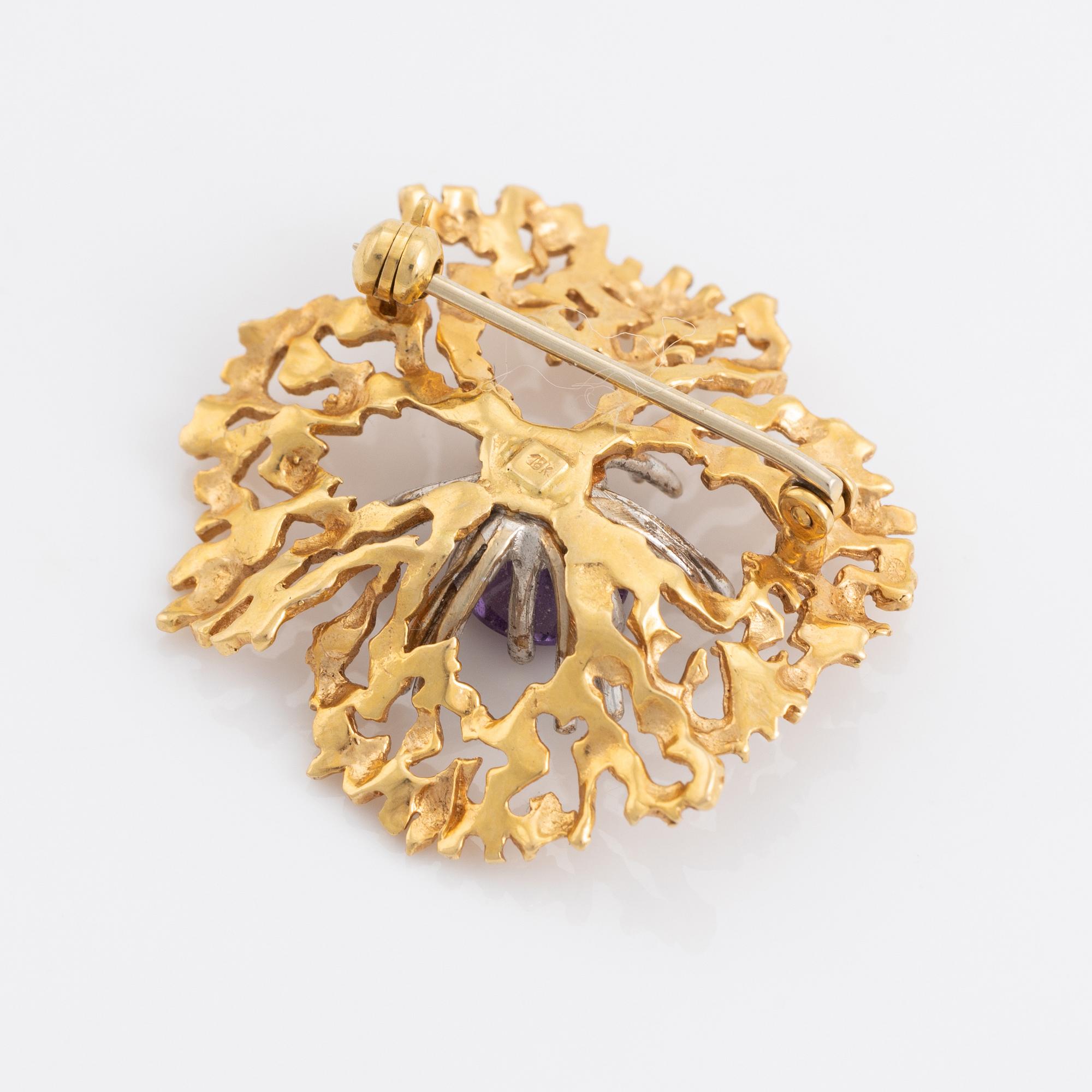 18K gold and amethyst flower brooch.