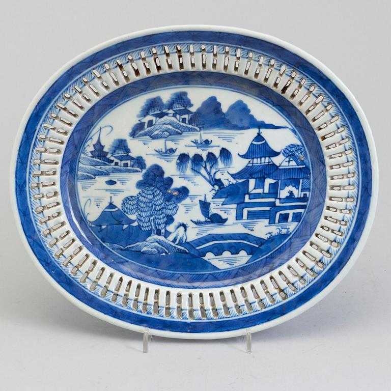 A Chinese blue and white export porcelain serving dish, Qing dynasty, 19th century.