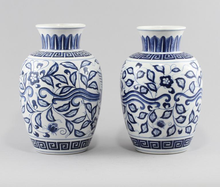 VASER, 2 st snarlika, porslin, Kina, modern tillverkning.