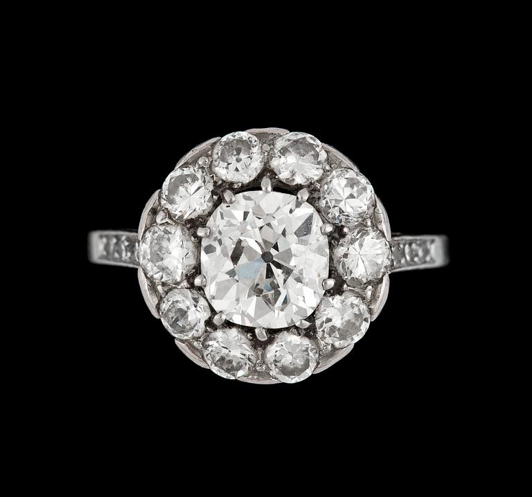 An antique cut diamond ring, app. 1.10 cts and old cut diamonds, tot. app. 1 cts.