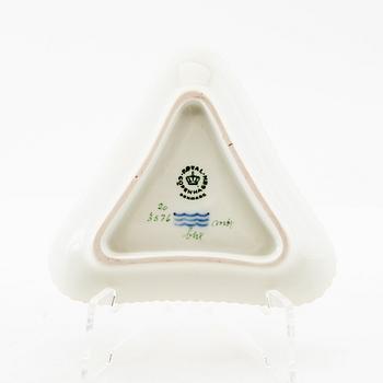 Crèmekopp med lock och fat, porslin, "Flora Danica", Royal Copenhagen, Danmark.