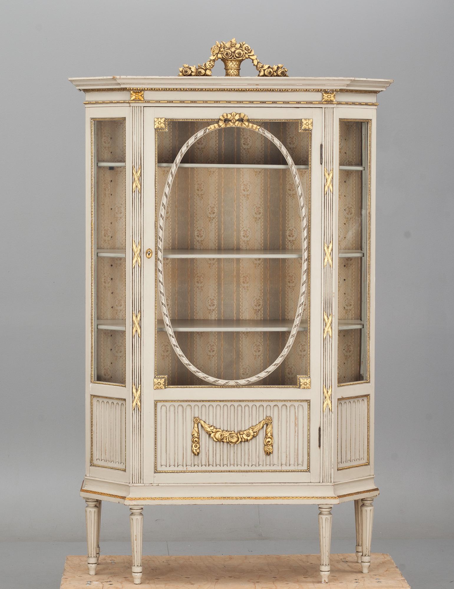 VITRINSKÅP, sengustaviansk stil, 1900-första hälft.