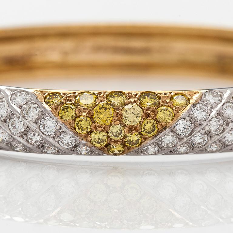 Tillander, armring, 18K guld med briljantslipade diamanter totalt ca 6.62 ct, Helsingfors 1986.