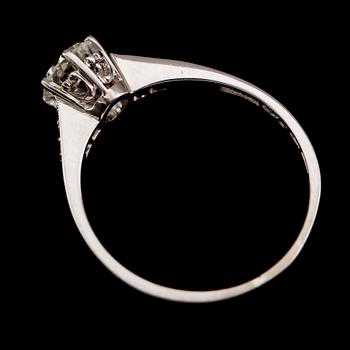 RING, 18 k vitguld, solitär briljantslipad diamant 0.85 ct. svenska stämplar K&EC, 1962.