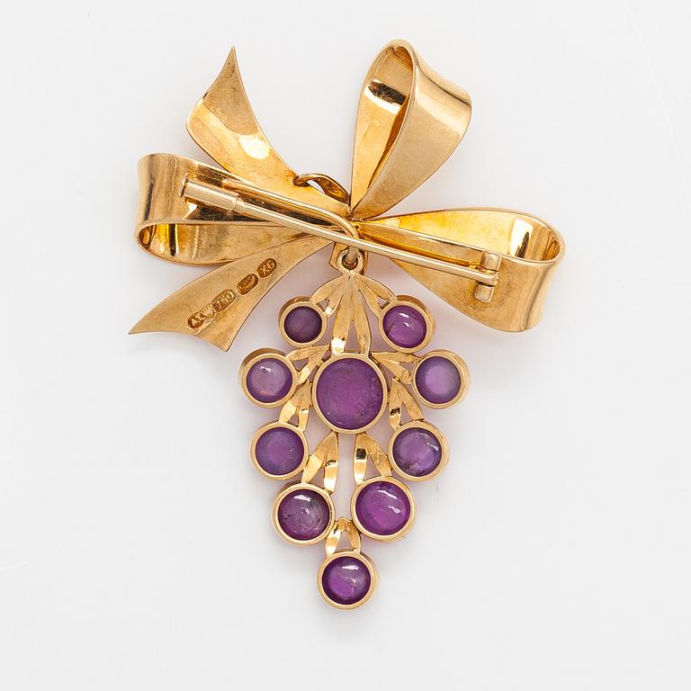 Oskar Pihl, An 18K gold brooch with pink star sapphires. A Tillander, Helsinki 1951.