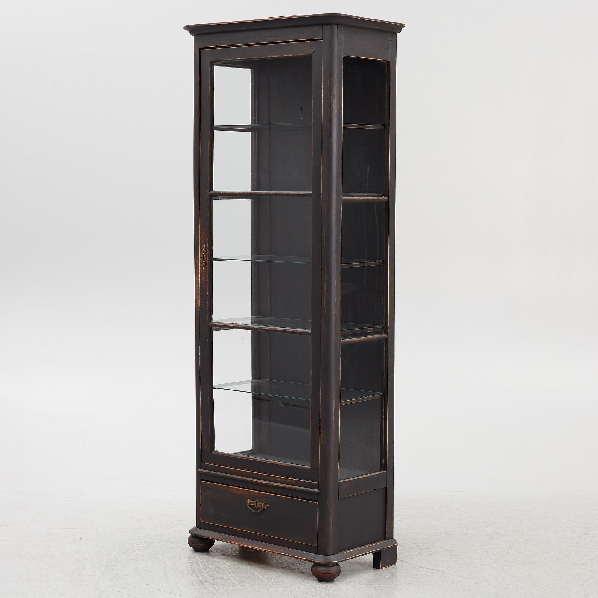 A vitrine cabinet, around 1900.