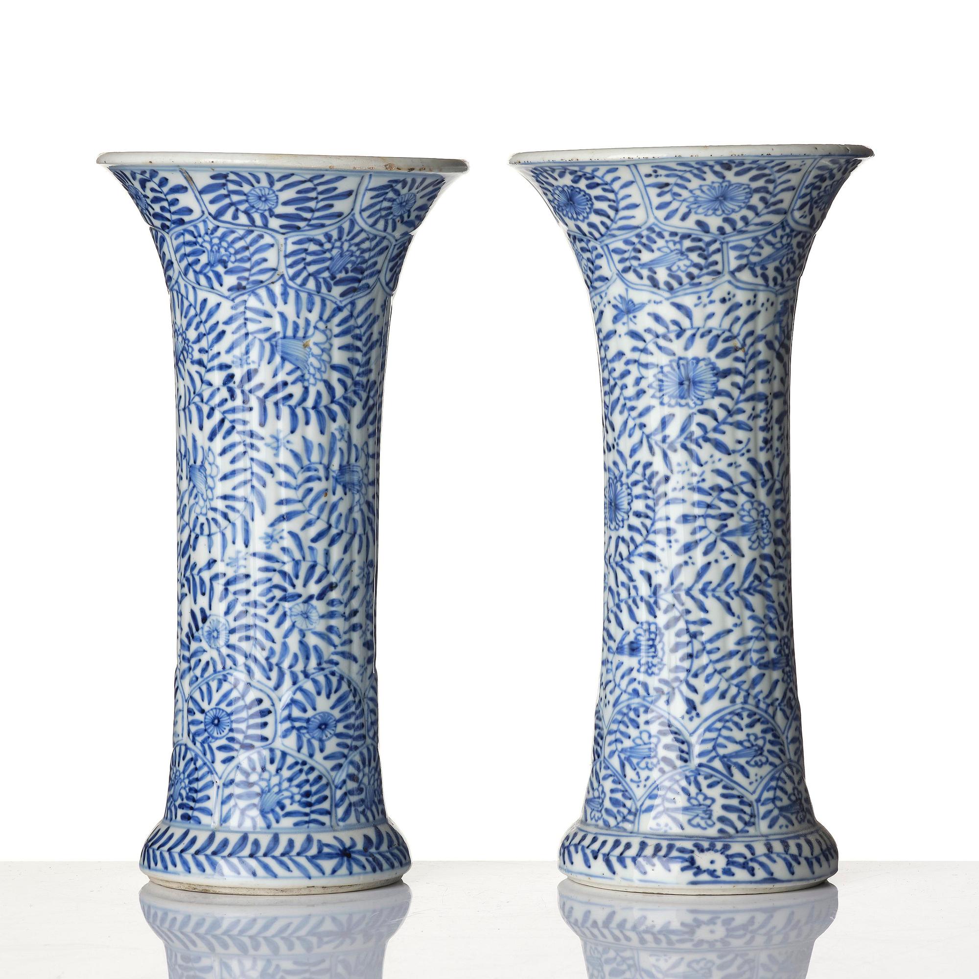 A pair of blue and white 'floral' vases, Qing dynasty, Kangxi (1662-1722).