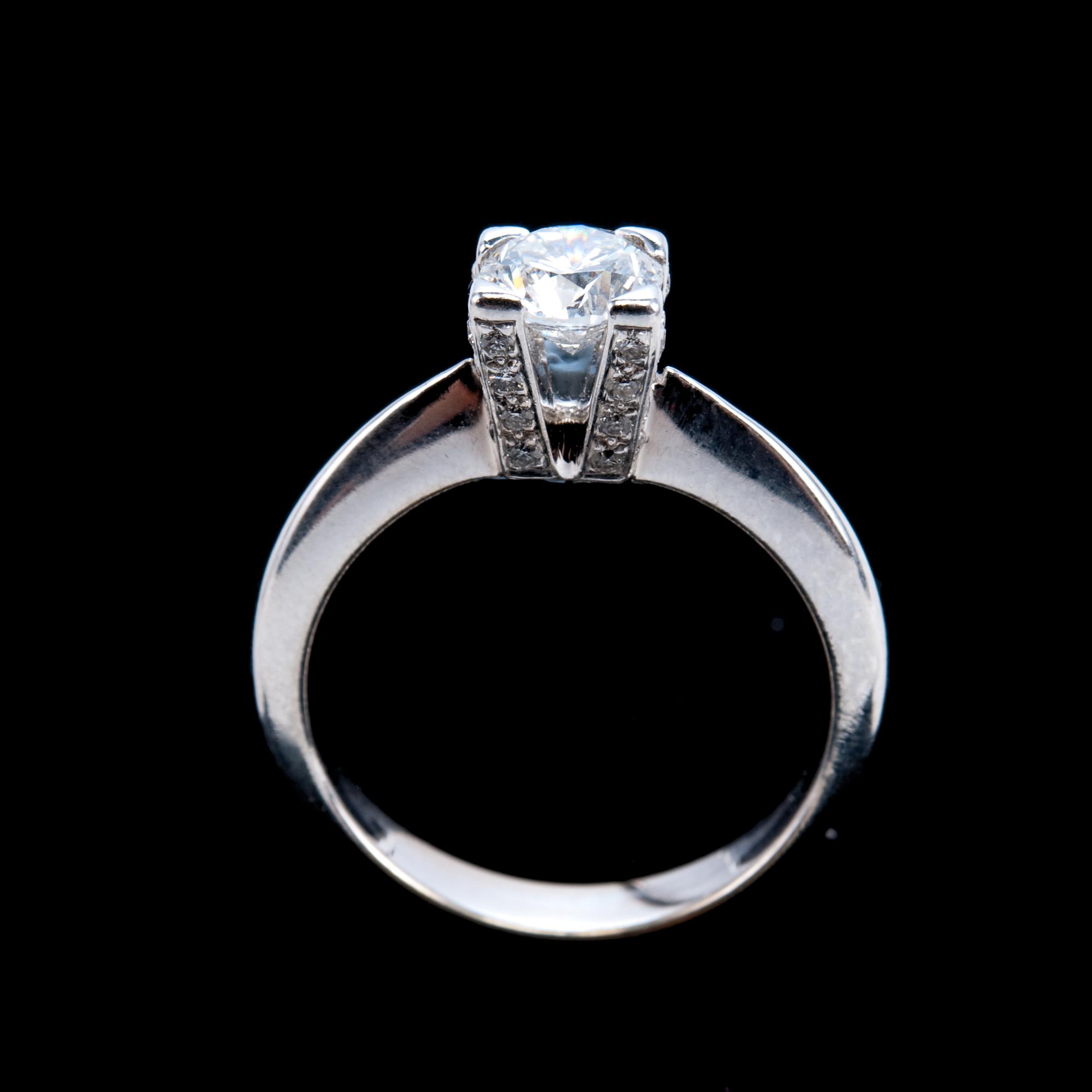 TIMANTTISORMUS, briljanttihiontainen timantti n. 0,85 ct ja pieniä timantteja n. 0,30 ct yhteensä.