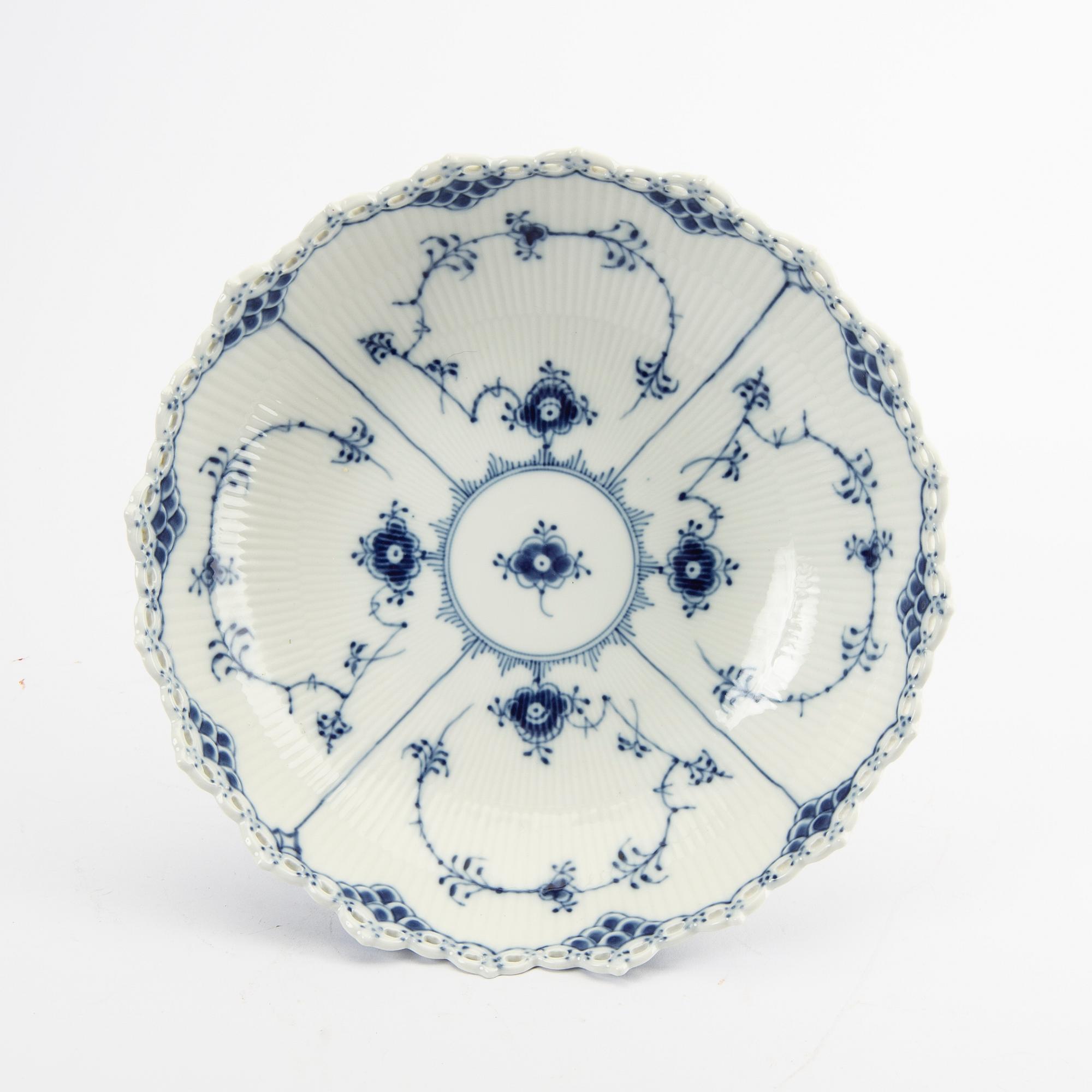 Bowl on foot Musselmalet Helblonde Royal Copenhagen 1974-78 porcelain.