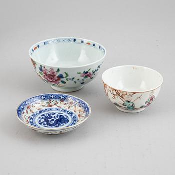 A group of Chinese porcelain, Qing dynasty, Qianlong (1736-1795) and 19th/20th century. (6 pieces).