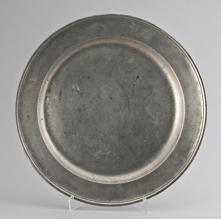 TENNFAT MED BENSTÄLLNING, stämplat Goodwin, England 1700-tal.