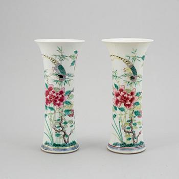 A pair of famille rose vases, Qing dynasty, 19th Century.