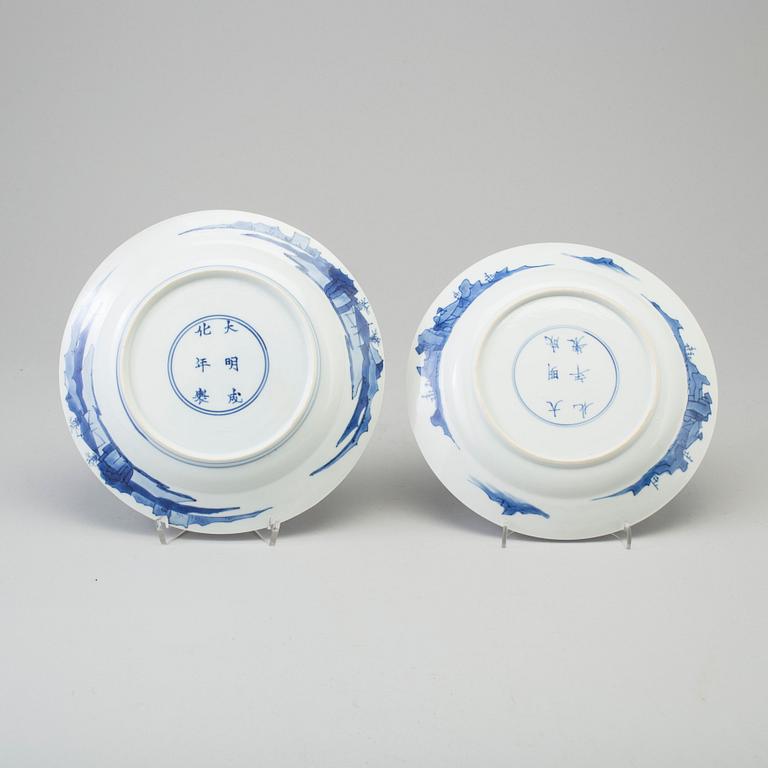 Two blue and white dishes, Qing dynasty, Kangxi (1662-1722).