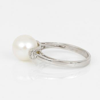 RING, 14K vitguld med odlad pärla och små diamanter tot ca 0,08 ct. Total vikt ca 3,58 g.