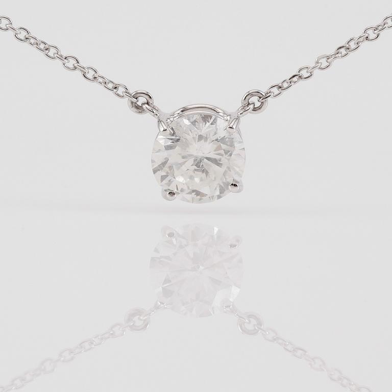 COLLIER, 18K vitguld och solitär diamant tot ca 1.50 ct.