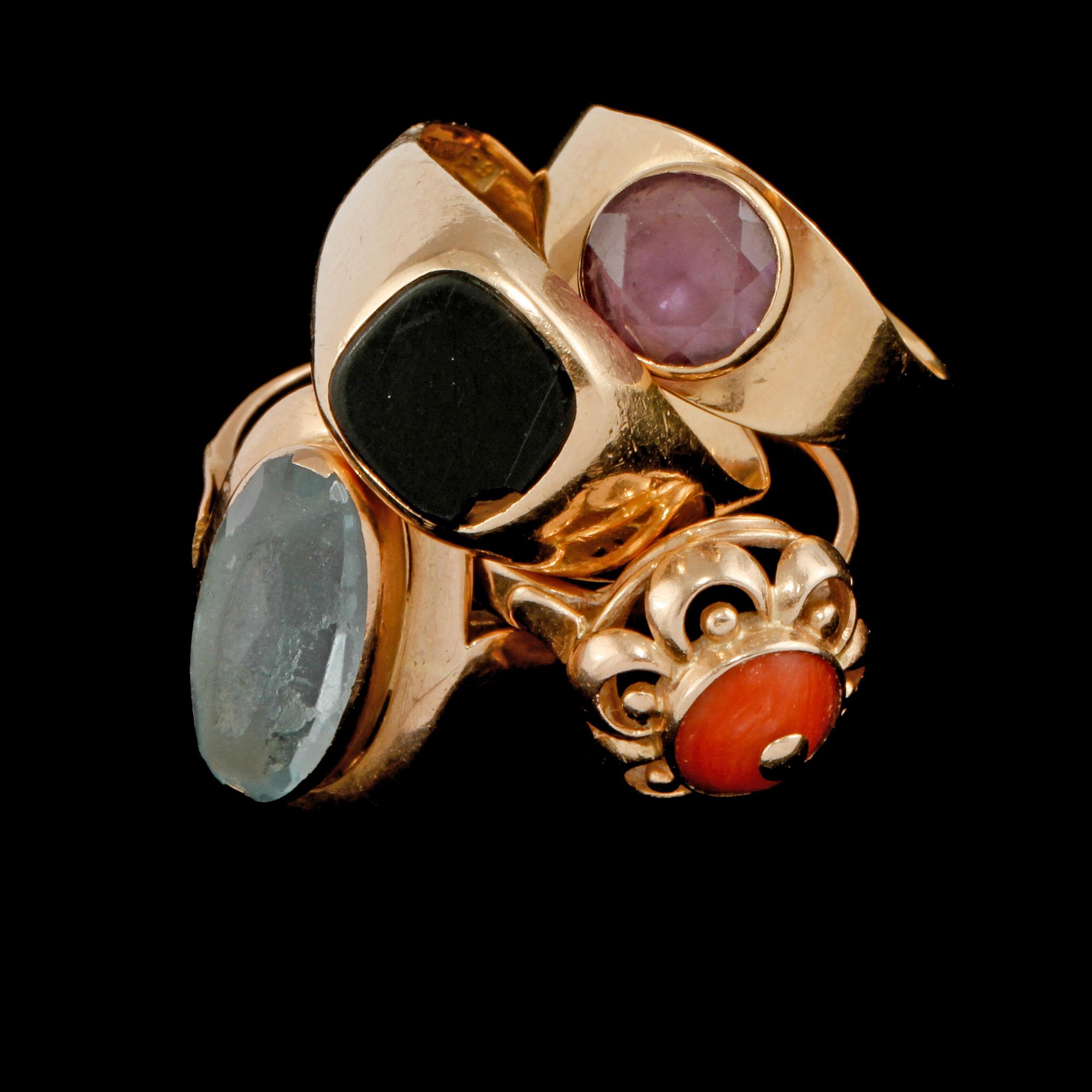RINGAR, 4 st, 18K respektive 14K guld, omkring 1900-talets mitt. Vikt 19,6 gram.